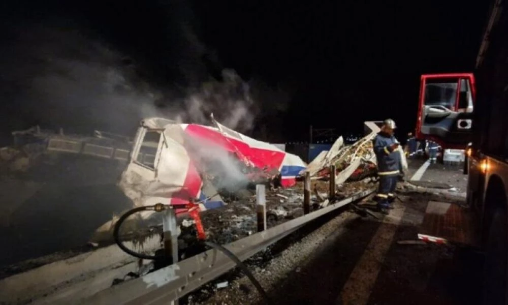 Σύγκρουση τραίνων στα Τέμπη: Αναφορές για νεκρούς και σοβαρά τραυματίες- Πληροφορίες για ακρωτηριασμό γυναίκας (Βίντεο)